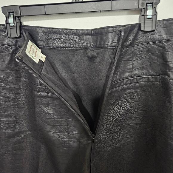 Loveriche Black Textured Faux Leather Mini Skirt Size Medium Front Slits - Picture 4 of 7
